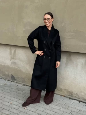 Juodas klasikinis paltas