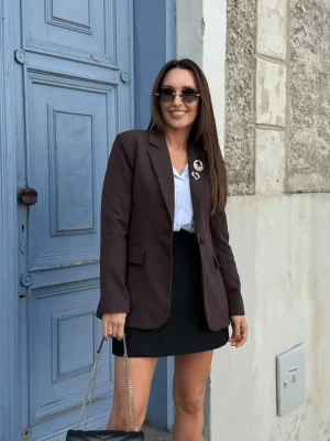 Rudos spalvos švarkas su auksinėmis detalėmis