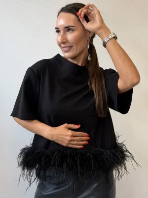 Juoda palaidinė su plunksnom